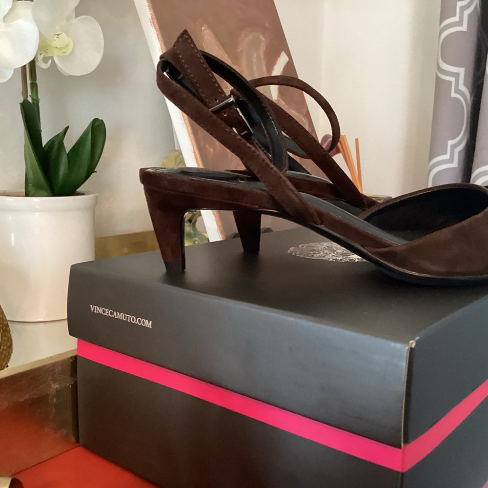 VINCE CAMUTO Suede Ankle Strap. - Picture 5 of 8